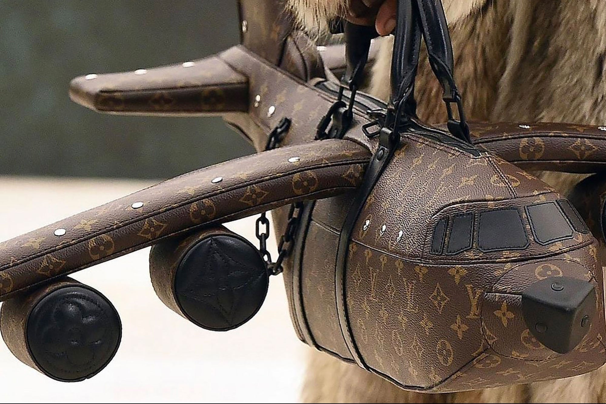 Çanta e Louis Vuitton në formë avioni, kushton më shumë se një avion i vërtetë
