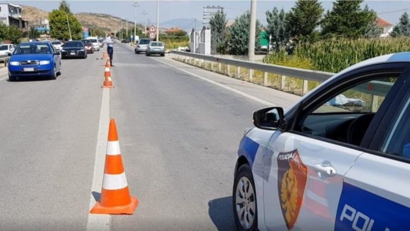 Përplasi makinën me të cilën po transportonte emigrantët e paligjshëm dhe u largua, arrestohet italiani në Korçë