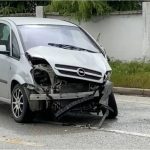 Shpejtësia dhe lagështia në rrugë shkakton aksidentin, makina përplaset me furgonin në Pogradec