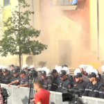 Tensione në protestë, hidhet molotov përpara Bashkisë së Tiranës