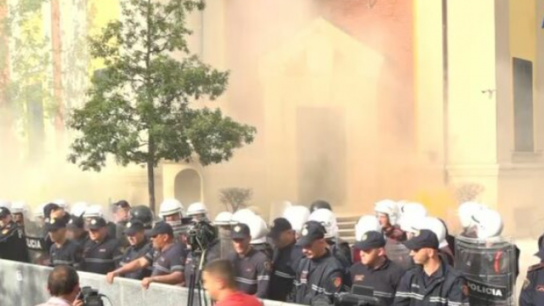 Tensione në protestë, hidhet molotov përpara Bashkisë së Tiranës