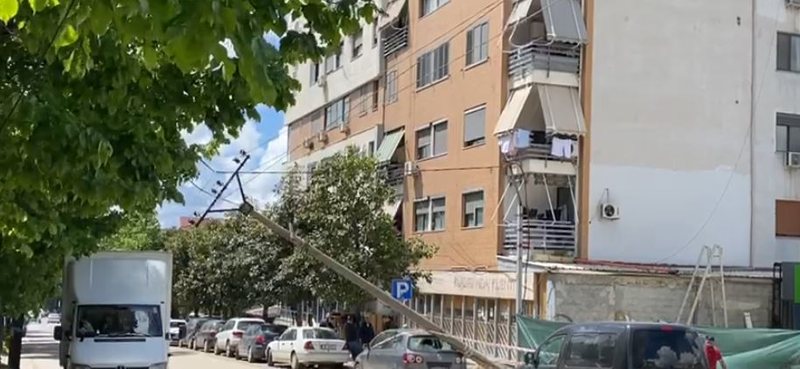Tiranë/ Shtylla elektrike bie papritur mbi makinë