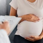 Mjekët pro dhe kundër projektligjit të ri për nënat surrogato, ja çfarë propozojnë