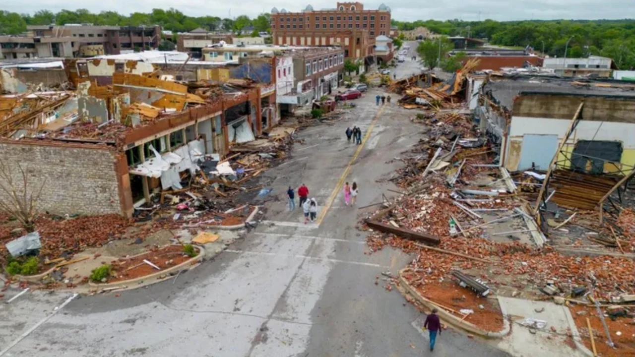 Të paktën pesë të vdekur pasi tornadot goditën shtetet qendrore të SHBA, mes tyre një foshnjë