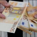 Këmbimi valutor: Euro në nivele të ulëta, me sa shiten e blihen dollari e paundi