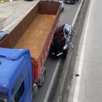 FOTO/ Aksident në autostradën Durrës-Tiranë, ‘Golfi’ përfundon mes trafikndarëses dhe kamionit