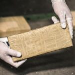 Qenin e quanin Toto Riina dhe pozonin me mitraloza/ Bien baronët shqiptarë të drogës