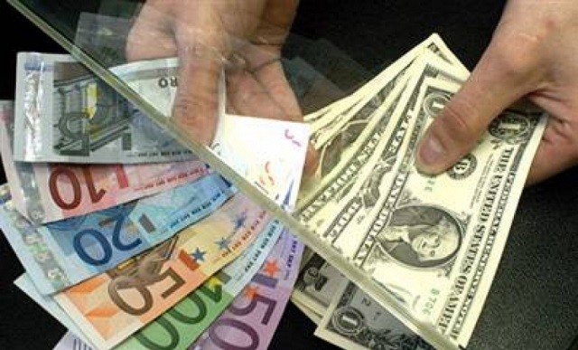 Këmbimi valutor/ Me sa blihen e shiten dollari dhe euro