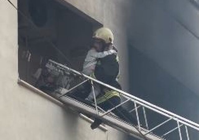 Tiranë \ Familja e bllokuar nga flakët, fëmija i mitur nxirret nga zjarrfikësit përmes ballkonit