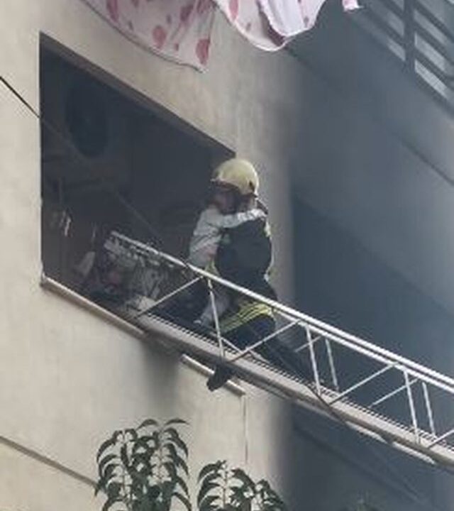 Tiranë \ Familja e bllokuar nga flakët, fëmija i mitur nxirret nga zjarrfikësit përmes ballkonit