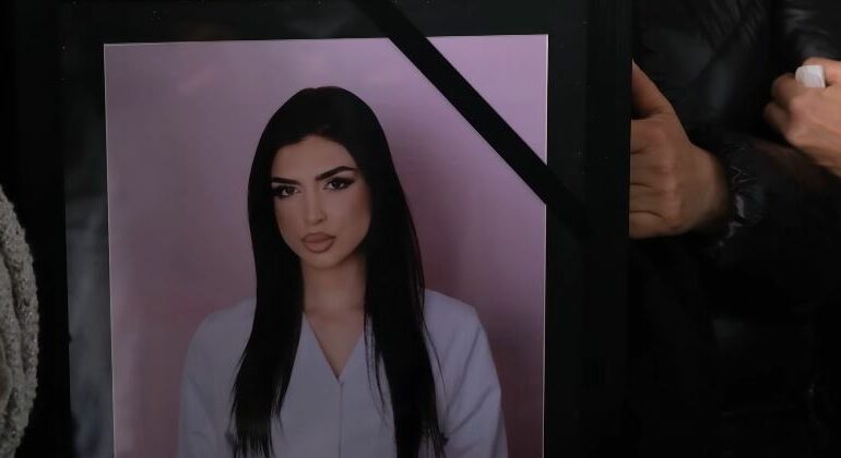 Shoku i studentes shqiptare: “U vra nga i dashuri i saj”  dhe zbriti poshtë për konfirmuar që vdiq! Ngjarja po fshihet nga policia