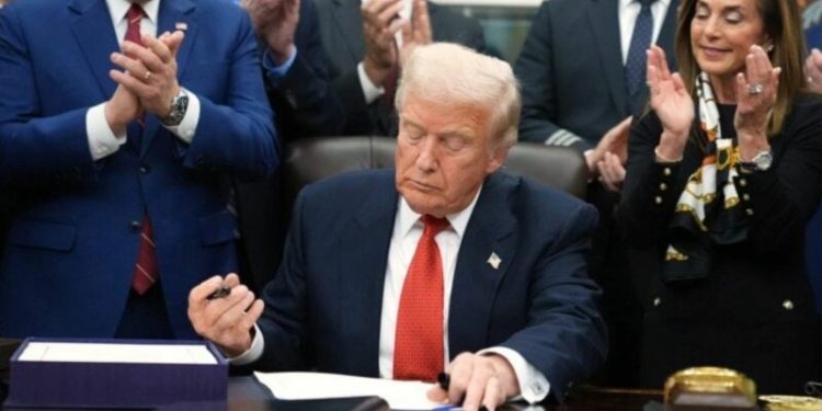 Trump nënshkruan urdhrin e ri ekzekutiv, nga tarifat ai vendosi” frutat ekzotike, kafeja dhe mishi i viçit përjashtohen nga taksat e importit