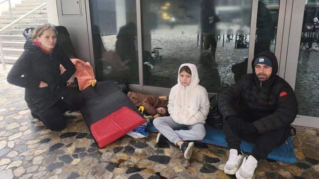 Ikën për një jetë më të mirë, prej një jave familja shqiptare fle në rrugët e Francës