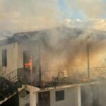 Përfshihet nga flakët një shtëpi dy katëshe në Gramsh, shkrumbohet banesa