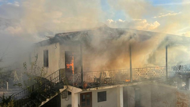 Përfshihet nga flakët një shtëpi dy katëshe në Gramsh, shkrumbohet banesa