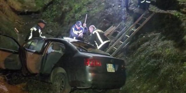 12-vjeçari në Tiranë merr makinën e të atit dhe përfundon jashtë rruge, dy të plagosur