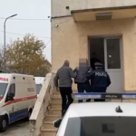 VIDEO \ I akuzuar për dhunë në familje dhe i dyshuar për ngacmim seksual ndaj dy vajzave të tij miturave, kapet në Kukës 40-vjeçari