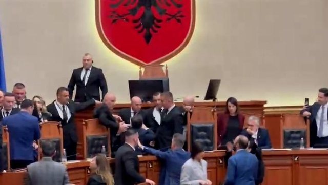 Kuvendi/ Nis me tensione seanca, deputetët e PD ulen në karriget e ministrave. I pranishëm edhe Rama. Bardhi: Çojini në burg