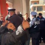 “Hapeni derën, ose do e thyejmë”, tensione sërish në Vlorë, qytetarët përplasen me policinë për mungesën e ujit!