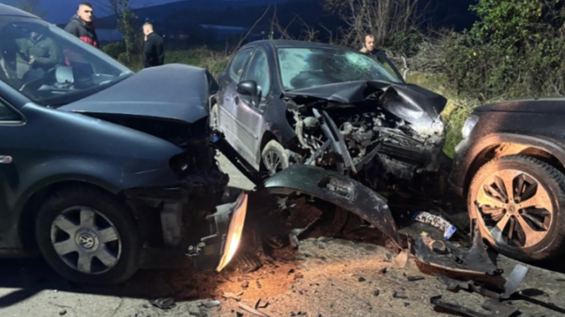 Aksident i trefishtë në aksin Shupenzë–Maqellarë, plagoset rëndë një person