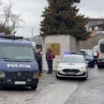 Dha dëshmi të rreme për vrasjen e motrës në 1997, zbutet masa ndaj 54-vjeçares dhe bashkëshortit