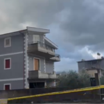 Vrasja e gruas në Orikum, dyshohet se burri mbyti 48-vjeçaren me fashetë!