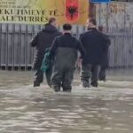 Përmbytja e burgut të Durrësit, Beqaj dhe Veliaj transferohen në katin e dytë, ministri i viziton veshur me çizme (VIDEO)