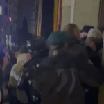 Agravon situata në Durrës, protestuesit dhe deputetët e PD tentojnë të futen në Bashki