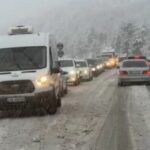 Moti i keq/ Aksidente masive në Rrugën e Arbrit, disa makina përfundojnë në kanal