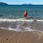 Vlore\  Vëlla e motër sfidojnë temperaturat e ulëta, lahen në det këtë 1 janar: Uji terapi kundër sëmundjeve