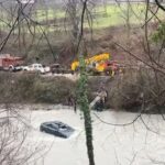 Zbardhet ngjarja e rëndë në Klos, drejtuesi i mjetit që ra në përrua arrestohet sepse nuk i dha ndihmë pasagjerit