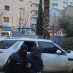Arrestimi i ish-drejtorit të burgut të Durrësit, momenti kur shoqërohet në komisariat (Video)