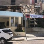 Ngjarja e pazakontë/ I mituri shante fëmijët e familjes, çifti i të moshuarve plagosin me thikë 6-vjeçarin