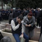 FOTOT/ Policia shoqëron përkrahësit e “Shqipëria Bëhet”, Lapaj përplaset me efektivët, shtrihet në tokë për të ndaluar arrestimet!