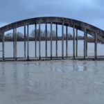 Reshjet/ Vjosa arrin nivelin 9 metra në urën e Mifolit, situatë e rënduar në Novoselë, rrezik për banorët!