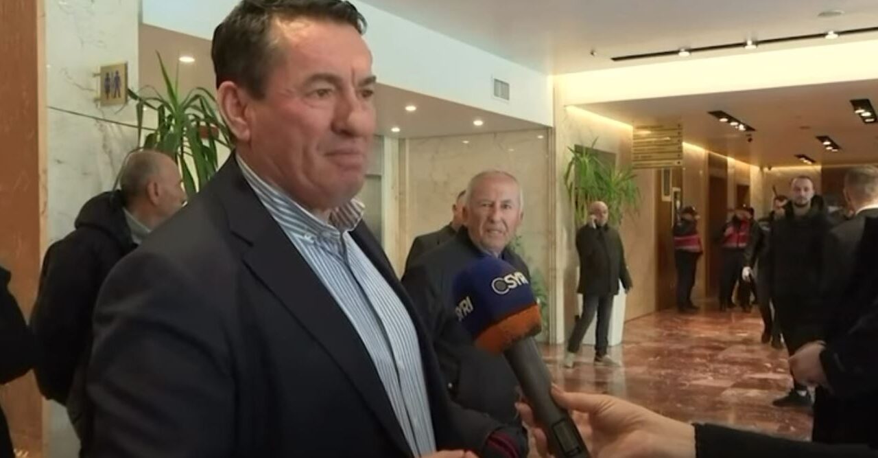 Përplasje te ceremonia e shoqatës Çamëria, Shpërim Idrizi pengon hyrjen e çamëve të Vlorës (Video)