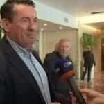 Përplasje te ceremonia e shoqatës Çamëria, Shpërim Idrizi pengon hyrjen e çamëve të Vlorës (Video)