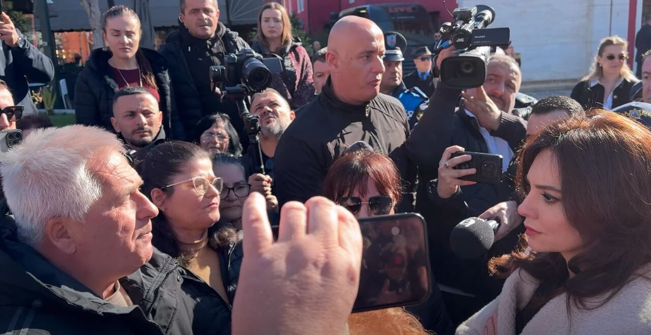 Bashkia i degdisi në Çole dhe Nartë/ Tregtarët në Vlorë në ditën e pestë të protestës (Video)