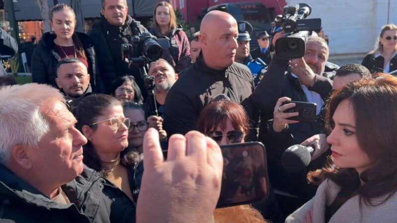 Bashkia i degdisi në Çole dhe Nartë/ Tregtarët në Vlorë në ditën e pestë të protestës (Video)