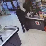 Video/ Momenti kur kërcënohet dhe lëndohet me thikë punonjësja e marketit  në Tiranë , personi i vodhi një shumë parash