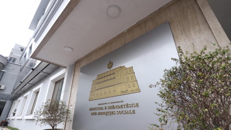 Ministria e Shëndetësisë rrit çmimet e ilaçeve brenda ditës me 4000%