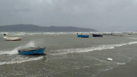 Moti i keq, pezullohet lundrimi për mjetet e vogla dhe ato të peshkimit në Vlorë