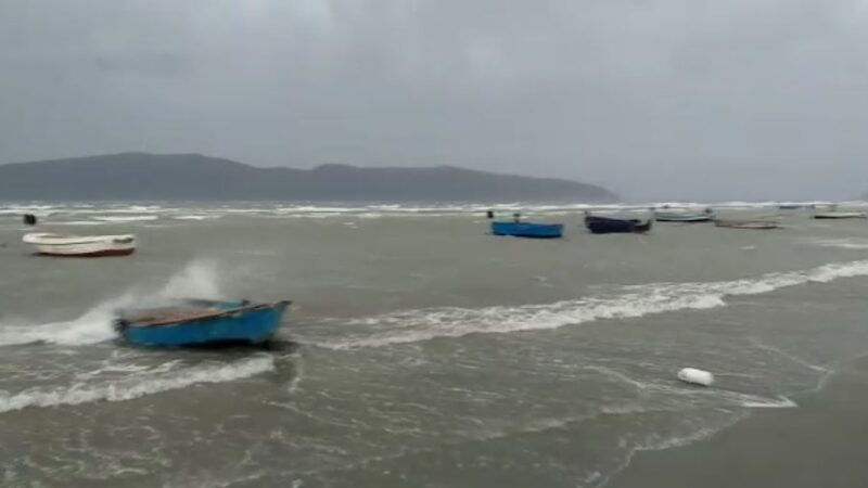 Moti i keq, pezullohet lundrimi për mjetet e vogla dhe ato të peshkimit në Vlorë