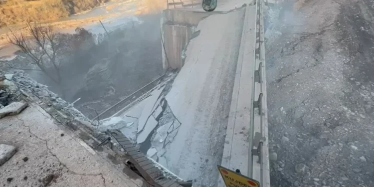 Bllokimi i rrugës/ Shembet ura tek Arrat e Gurrës, do të ndërtohet rrugë provizore