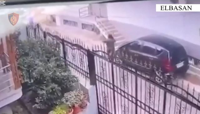 I vodhi çantën me një shumë parash një gruaje në rrugë, arrestohet 52-vjeçari në Elbasan