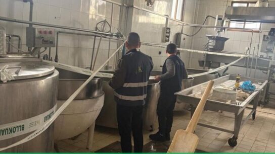 AKU ‘‘zbarkon’’ në baxhon në Fier, bllokohen rreth 2.4 ton produkte qumështi, nga gjalpi tek gjiza të pasigurta për konsum
