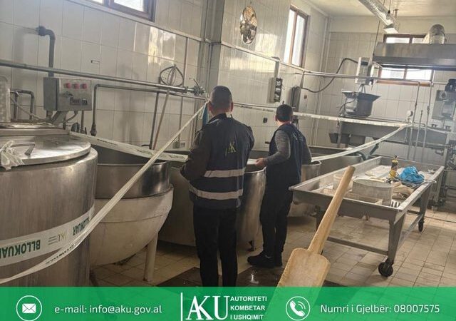 AKU ‘‘zbarkon’’ në baxhon në Fier, bllokohen rreth 2.4 ton produkte qumështi, nga gjalpi tek gjiza të pasigurta për konsum