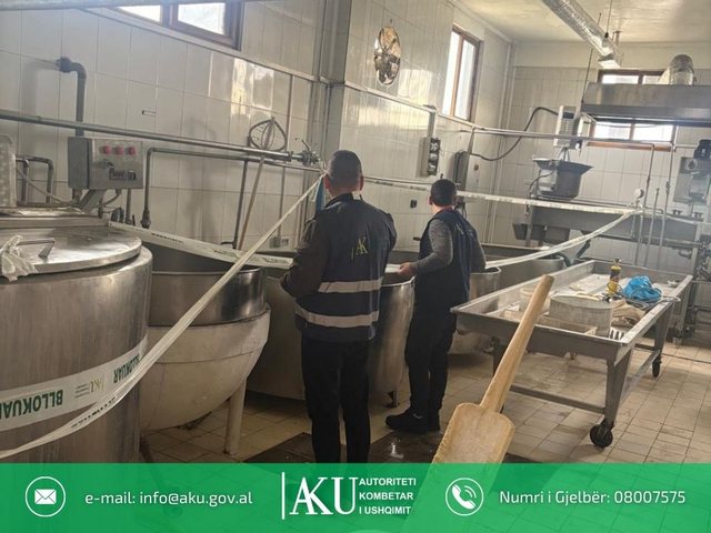 AKU ‘‘zbarkon’’ në baxhon në Fier, bllokohen rreth 2.4 ton produkte qumështi, nga gjalpi tek gjiza të pasigurta për konsum