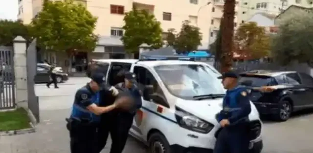 Dhunuan një çift 55-vjeçarësh dhe i dëmtuan automjetin, procedohet 44-vjeçari, në kërkim 2 të tjerë