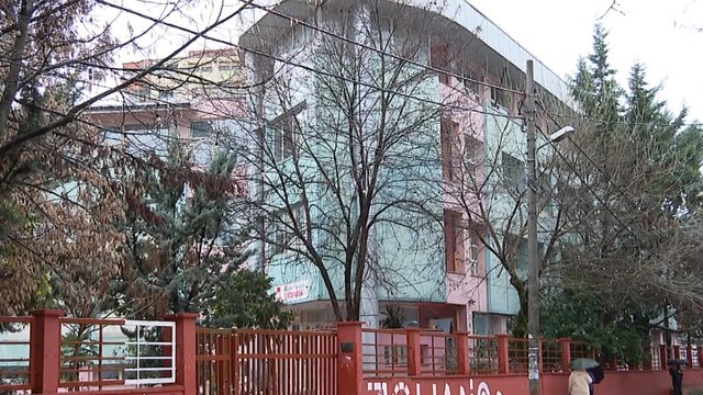 “Vdis sot, se ringjallesh nesër”/ Skandali brenda shkollës në Tiranë, mësuesi predikonte Jehovain